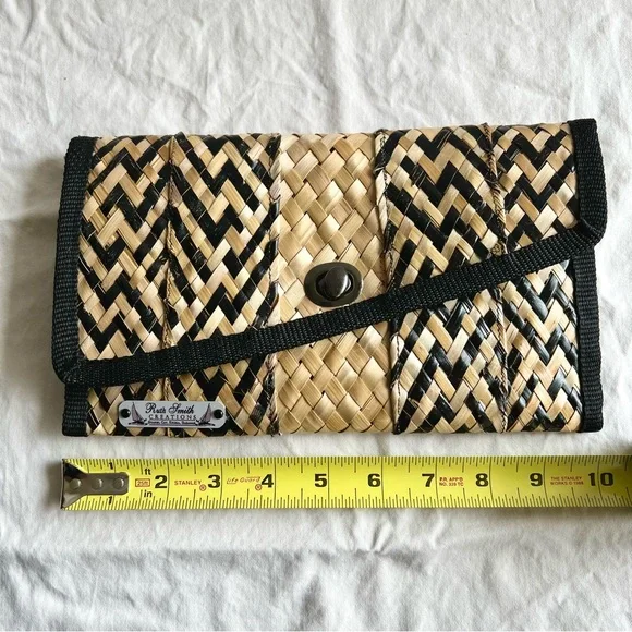 Ruth Smith / Handwoven Straw Clutch / Staniel Cay, Bahamas - Picture 6 of 8